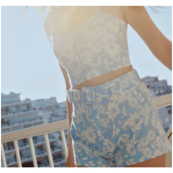 ZARA BLUE FLORAL PRINT SHORTS REF:4661/170 med